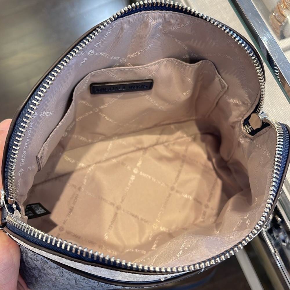 Michael Kors Jet Set Travel Md Signature Logo Color Block Dome Crossbody
ADMIRAL - Picture 10 of 16